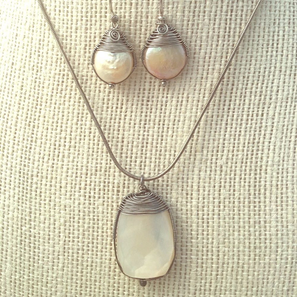 Kristi Zevenberg Mother of Pearl Necklace NWOT